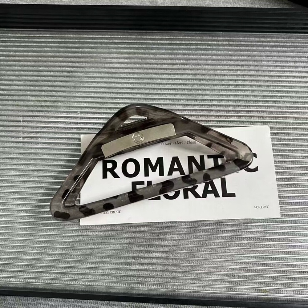 Hair Claw Clip #4 – Leopard Open Triangle 5" (New)